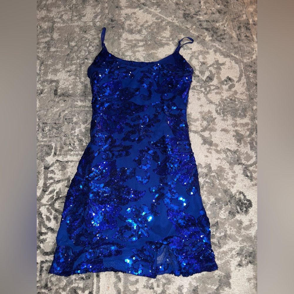 -Blue sparkly dress
-small
-small slit at the bottom
